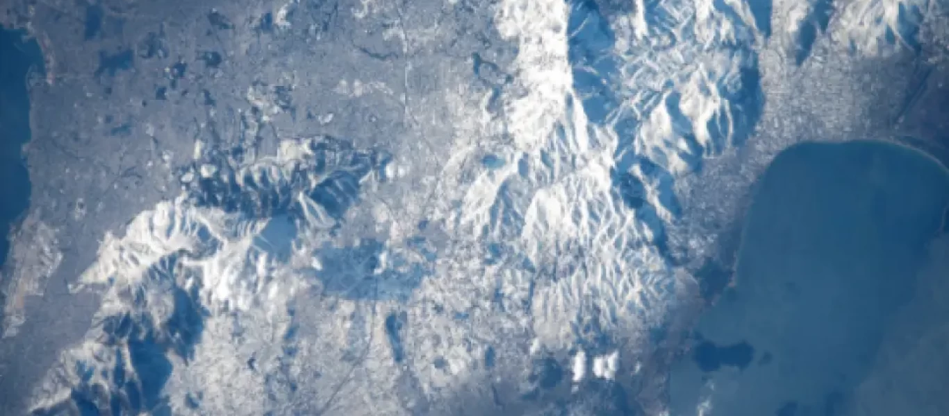 Εντυπωσιακό: Γερμανός αστροναύτης φωτογραφίζει τη χιονισμένη Ελλάδα από τον Διεθνή Διαστημικό Σταθμό (φώτο-βίντεο)